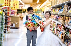 90后拍婚纱照太任性，超市室内拍出创意的婚纱照